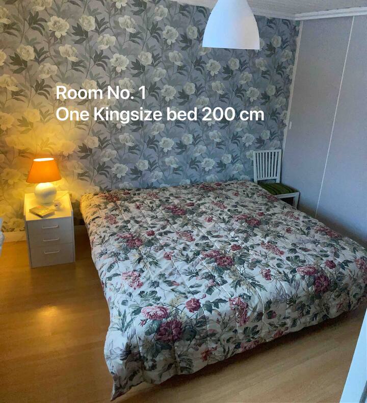Ventana a la terraza de la piscina, una cama doble divisible de 2 camas de 120 cm y 80 cm de ancho