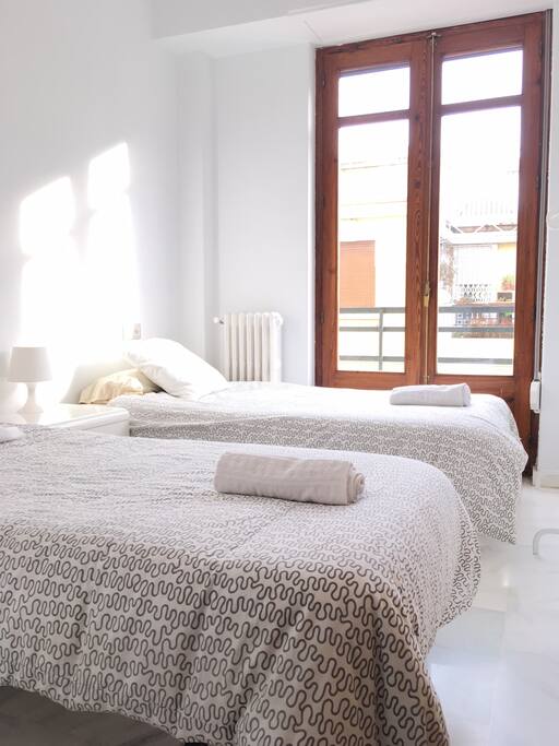3 habitaciones dobles, con acceso a hermoso balcón