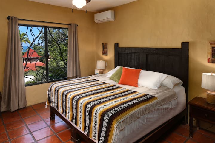 Dormitorio del segundo piso (cama tamaño king)