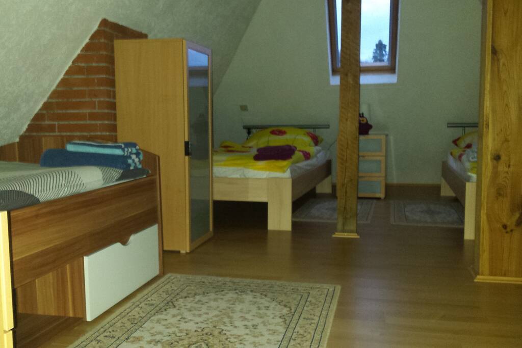 oder Schlafzimmer wahlweise auch mit drei freistehenden Betten...