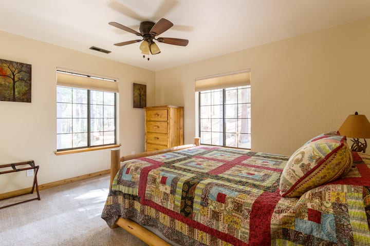 Habitación de invitados en la planta superior con cama de tronco tamaño queen