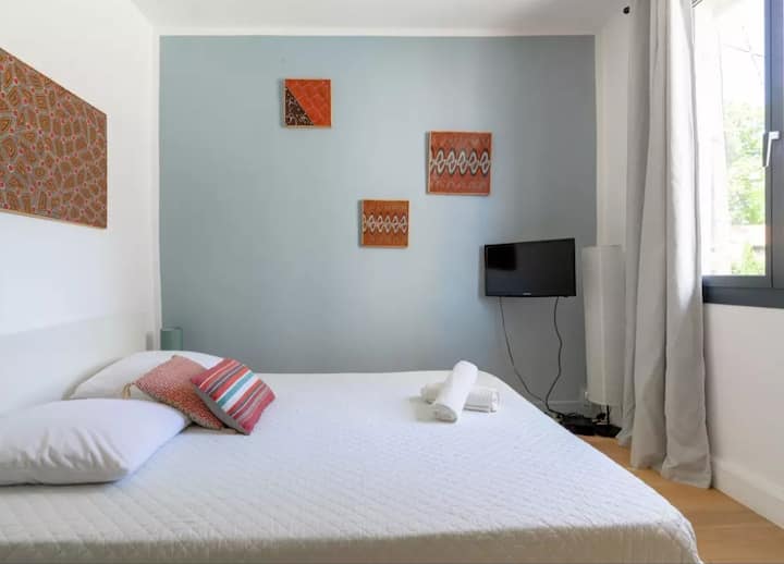 เตียงในห้องนอน 160 ซม. + ห้องน้ำที่อยู่ติดกัน 