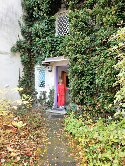 Die Gastgeberin begrüßt Sie