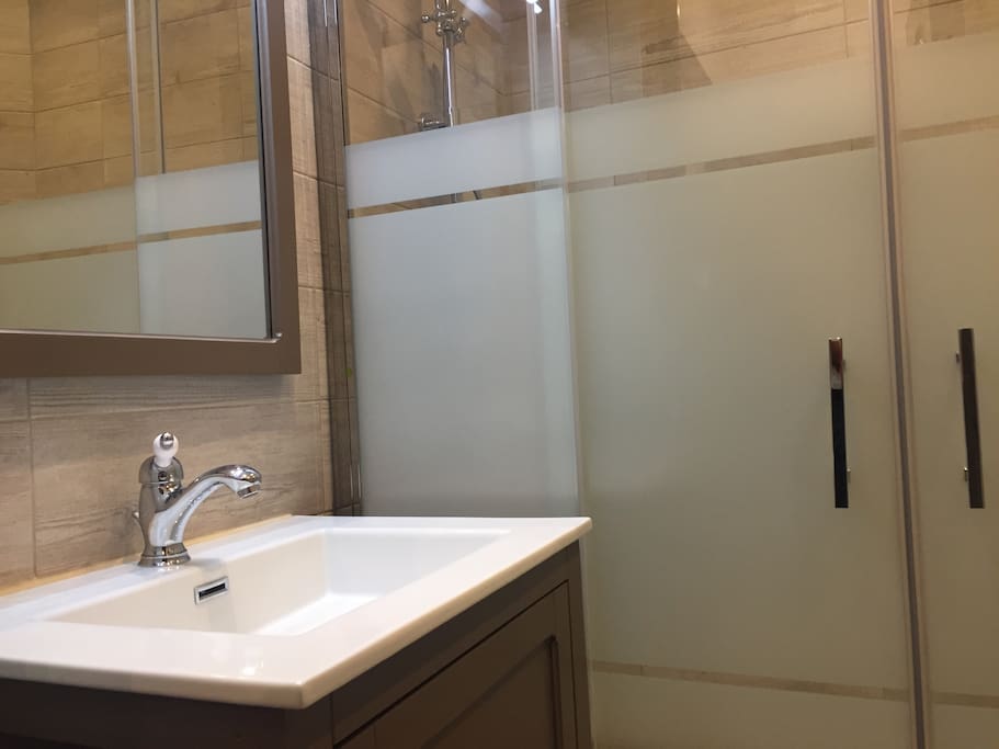 Salle de bain avec WC.