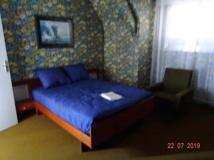 Chambre à l'étage avec 1 lit de 140 cm  Vue mer