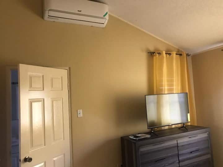 Chumba cha kulala cha Mwalimu na Kitengo cha Kiyoyozi