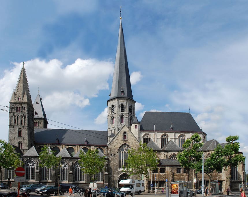 Ons appartement kijkt uit op de Sint-Jacobskerk