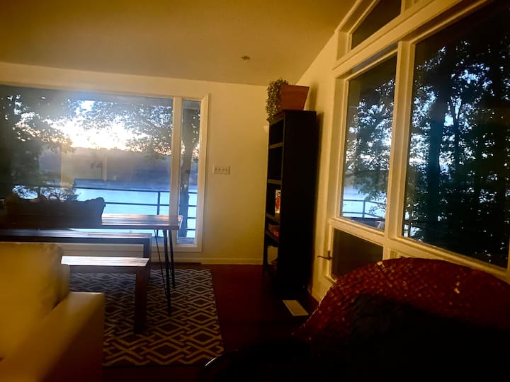 Lake House • Kayaking Fishing, Sunrises, Bonfires - Coralville Lake, IA