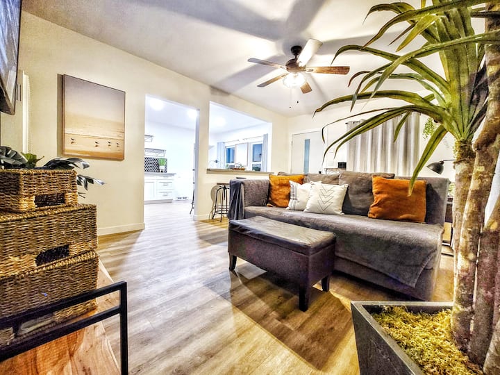 Casa Cali1 | 2br 1b + Sleeps 10 + 70" & 60" Tvs - Carson, CA