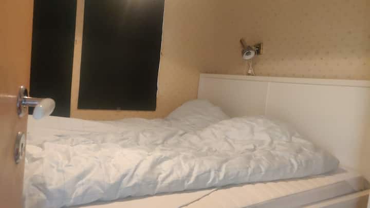 Chumba kidogo cha kulala kilicho na kitanda cha watu wawili na kabati la kuning 'inia