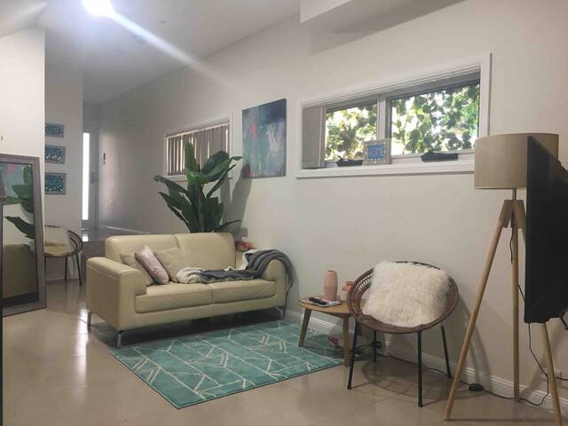 CUTE AND COSY RELAXED AND EMMACULATE  WITH ENSUITE