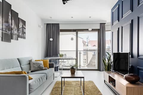Popular Airbnb listing: Admire the Chic Vibe of a City Pad with Paneling and Perspex in Małopolskie