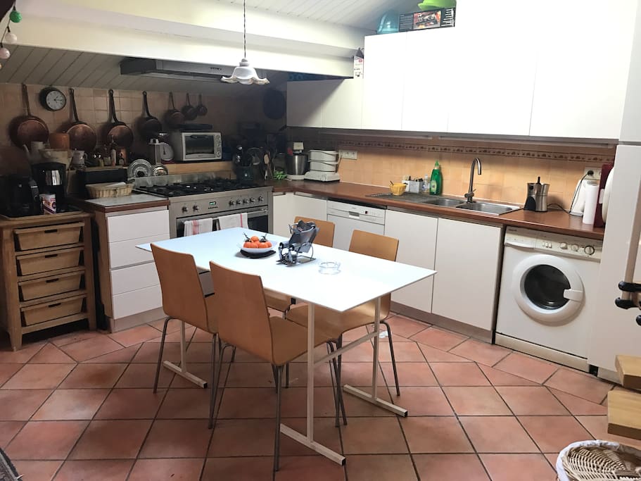 Grande cuisine ouverte sur le séjour toute équipée !!