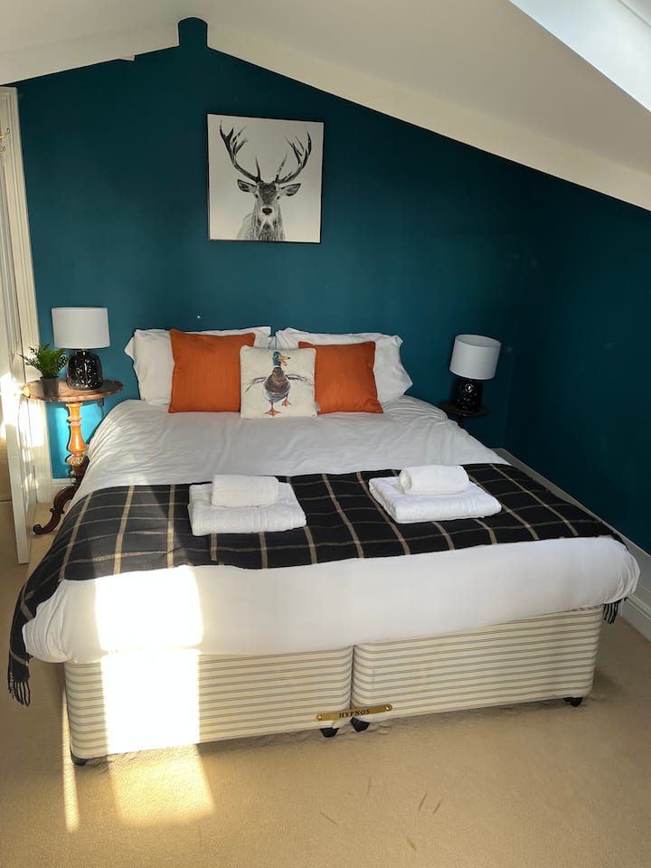 חדר השינה הכחול הכהה עם מיטת קווין סייז