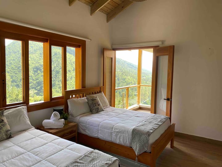 غرفة نوم بسرير مزدوج. حمام وشرفة. 