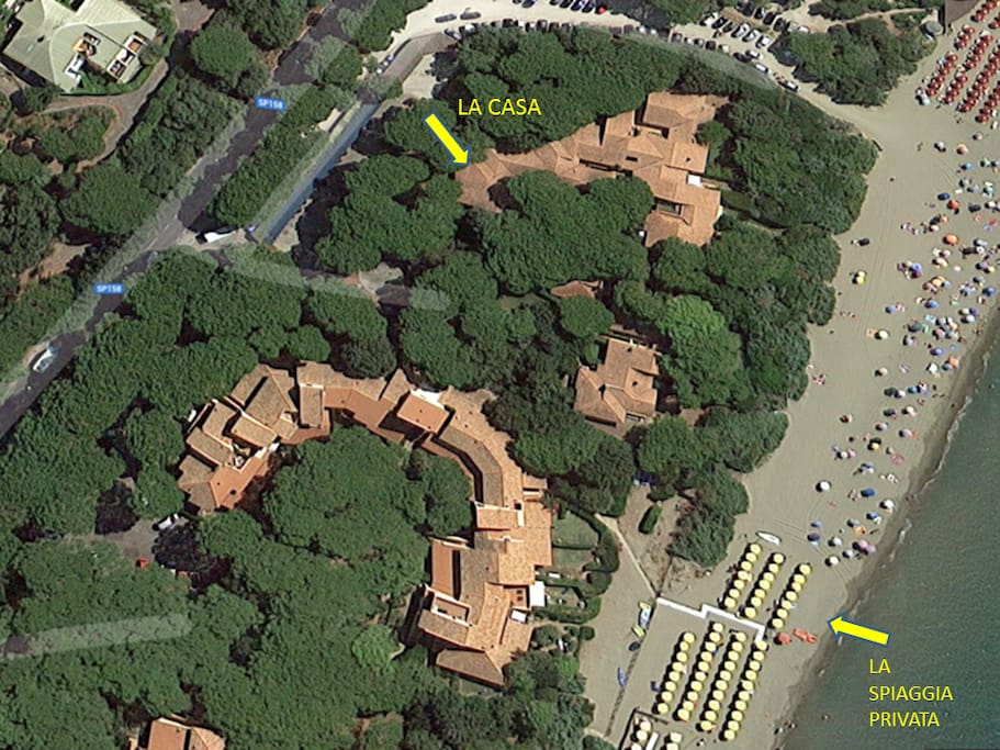 Vista dall'alto del residence e spiaggia privata (ombrelloni gialli)