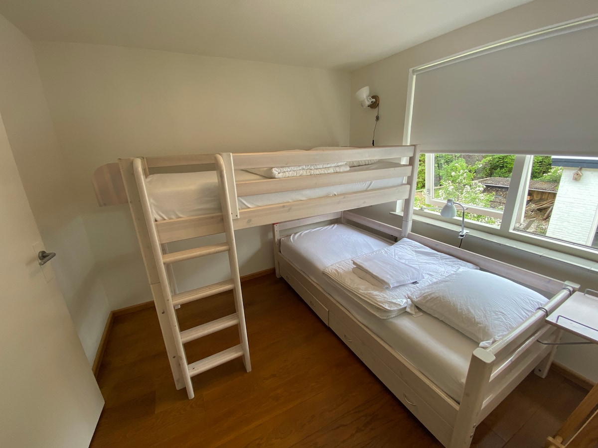 Chumba cha kulala 2. Kitanda cha ghorofa cha Flexa na magodoro mazuri sana. Pia kwa watu wazima.