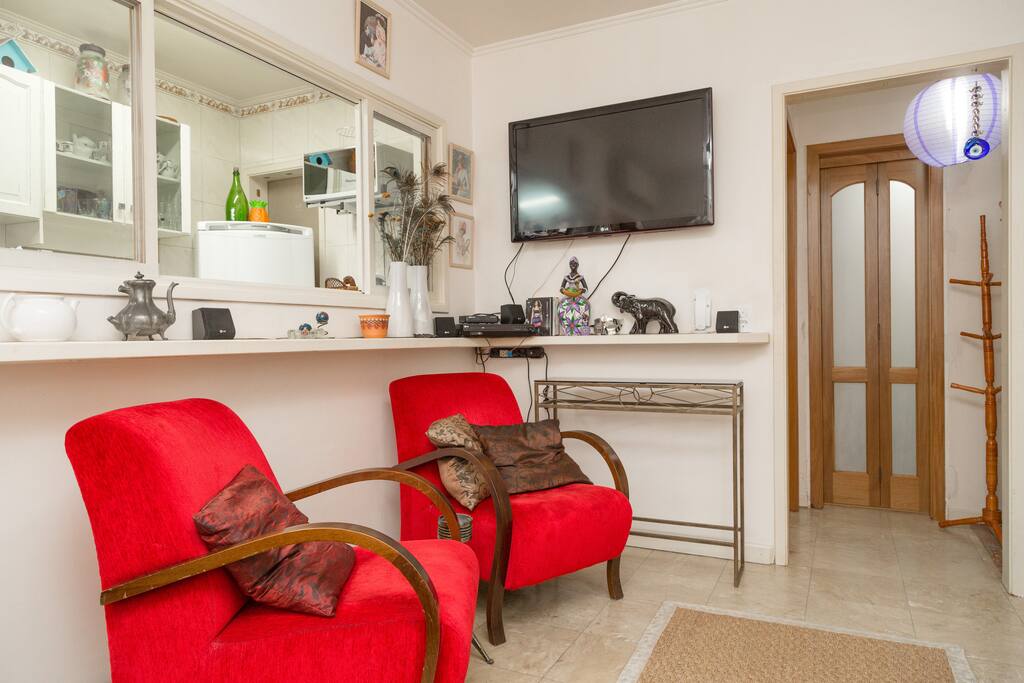 Sala. A porta em frente é do banheiro. Sendo que para o banheiro tem dois acessos: um pelo quarto e este da sala.