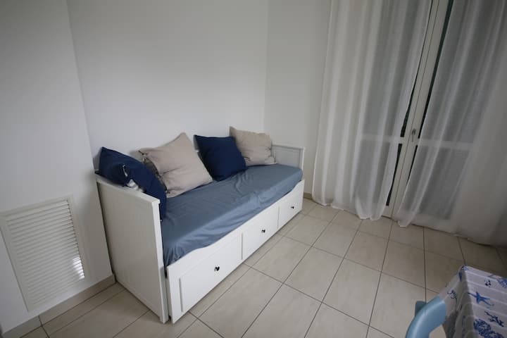 Kitanda cha sofa (kimoja au viwili) sebuleni