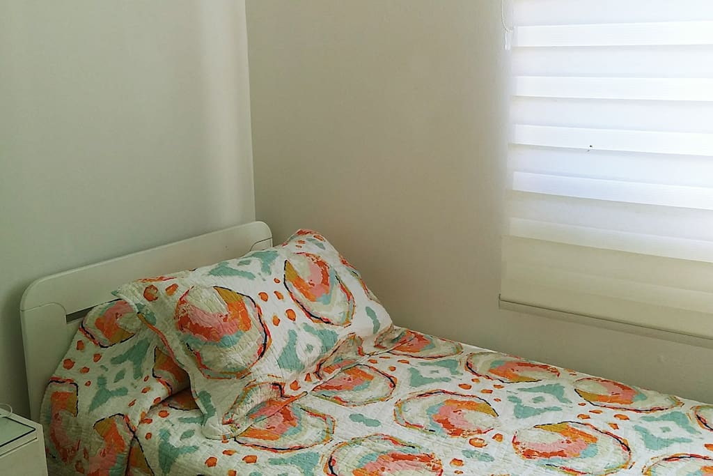 Habitación con cama individual, y lugar para guardar pertenencias