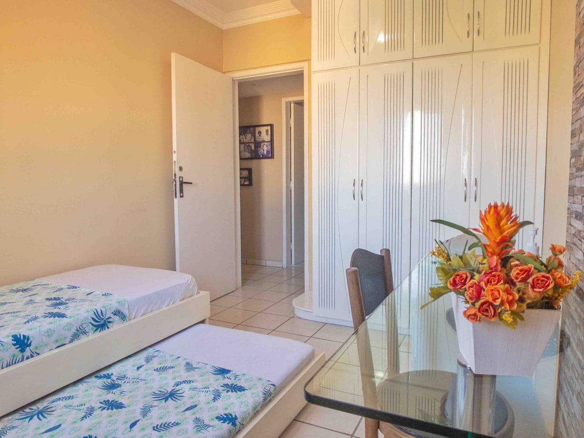 מיטה נפתחת, שולחן כתיבה, מלתחה, חדר רחצה חיצוני מול חדר השינה