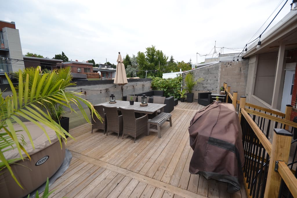 Rooftop patio semi-private (Spa, BBQ, Table, outside Living room, Hamoc, Bean Bag, outside shower)