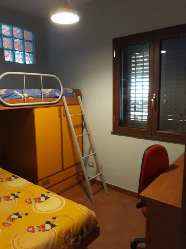 卧室配有双层床，可放置便携式婴儿/旅行婴儿床。