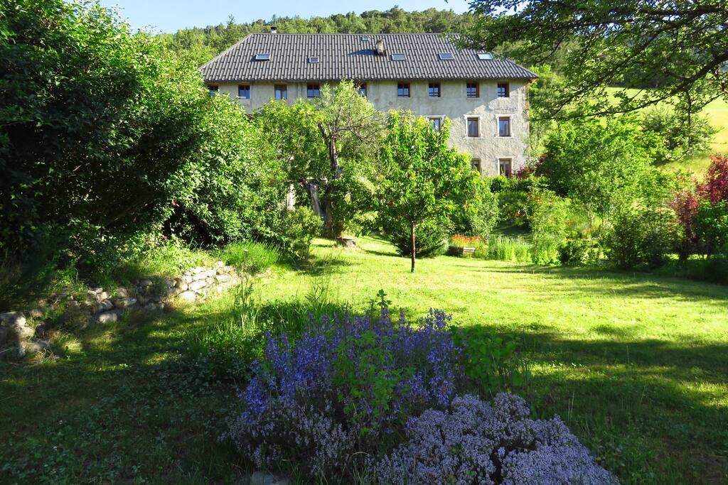 la maison vue du jardin