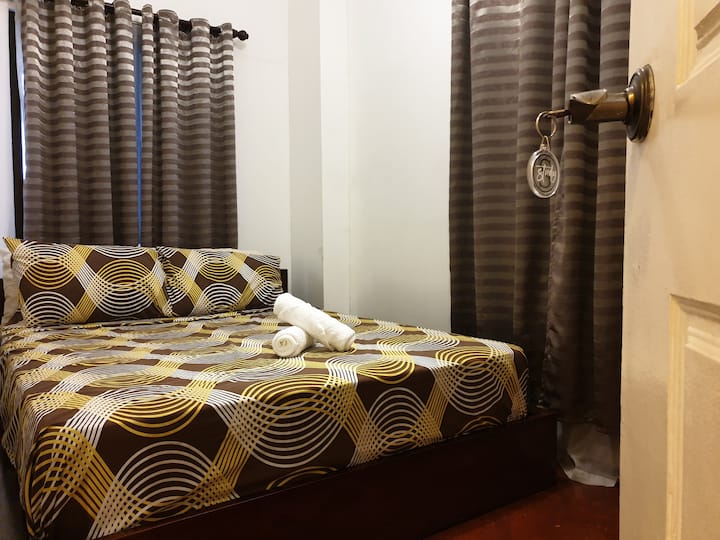 El estudio:
- Estructura de cama tamaño queen en madera de caoba
- juego completo de sábanas proporcionadas
- 1 ventana con vistas a la bahía de Manila con cortinas y persianas.
- 1 ventana con vistas al horizonte de Makati con cortinas y persianas.