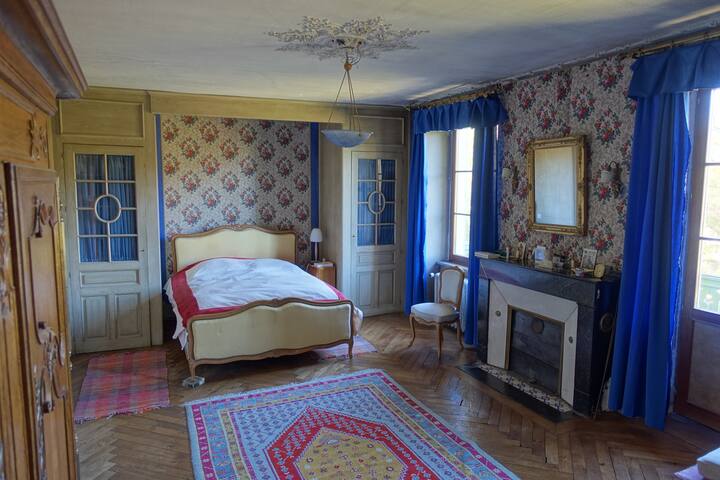 Große Master-Suite mit Bad und Balkon mit Blick auf den Park