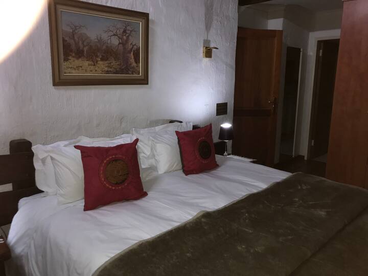 Спалня с голямо двойно легло