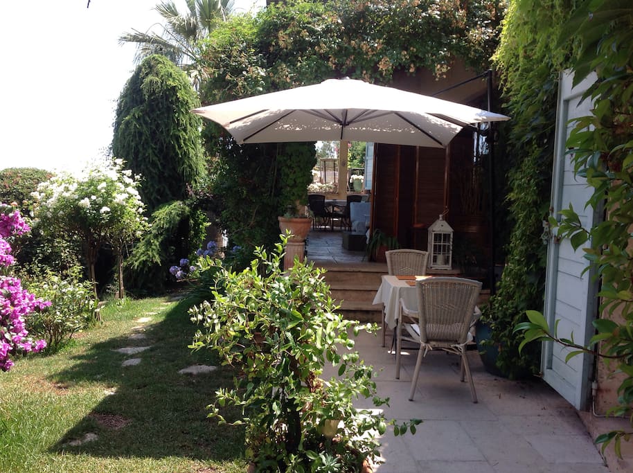 La terrasse personnelle devant la chambre