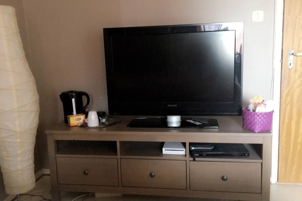 Air bnb room tv, dvd, wii, water boiler, tea, coffe and shower supplies.