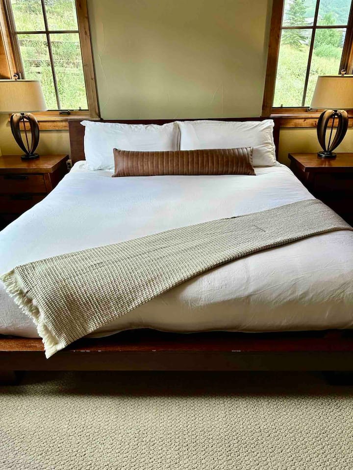 ห้องนอนหลักที่สวยงามพร้อมอ่างอาบน้ำในตัว