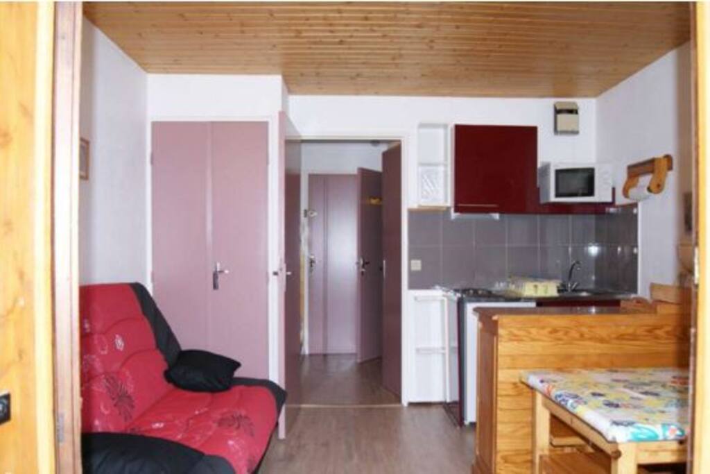 Salon avec cuisine équipée, appareil à raclette fournis !