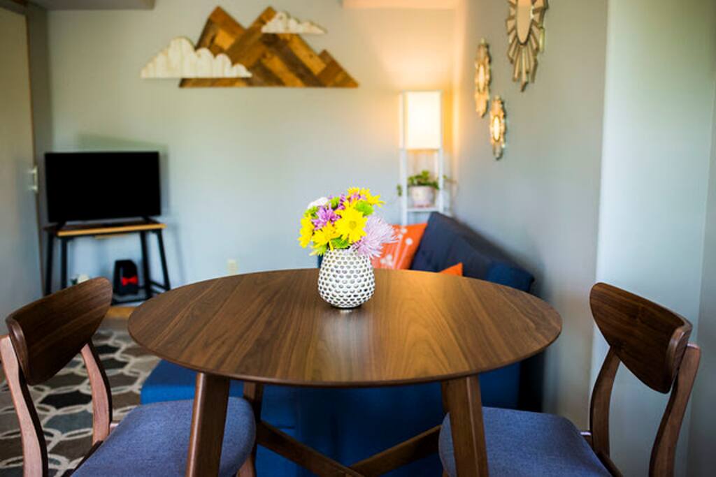Open living/dining, equipped with Smart TV, Google Assistant, games, books and local magazines