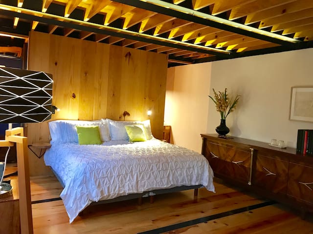 Casa y patio con valor artístico para 22 huéspedes gallery image 3