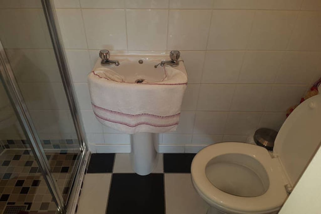 Hazelbreeze 1 Bathroom