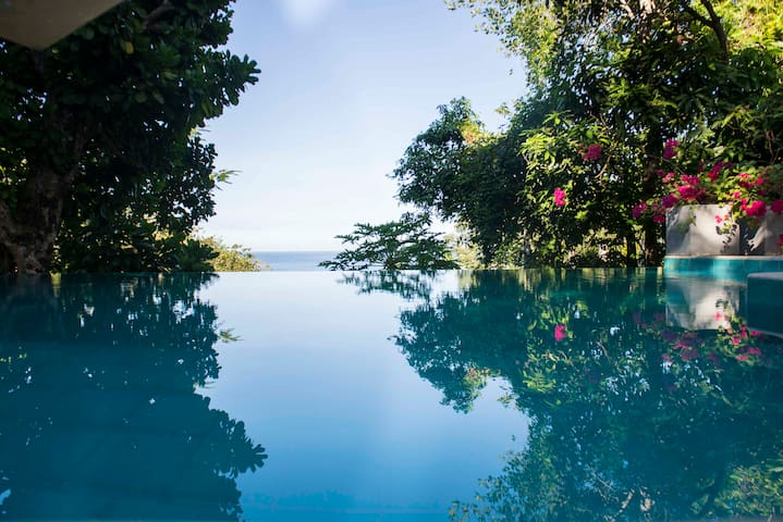 Unakanda White House