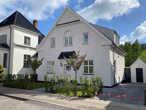 Centrally located family town house