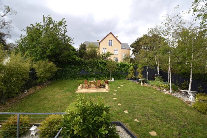 Best location in Hobart! Luxury 4 bedroom w/views gallery image 4