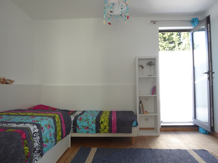 Habitaciones de los niños con vistas a una pequeña terraza.