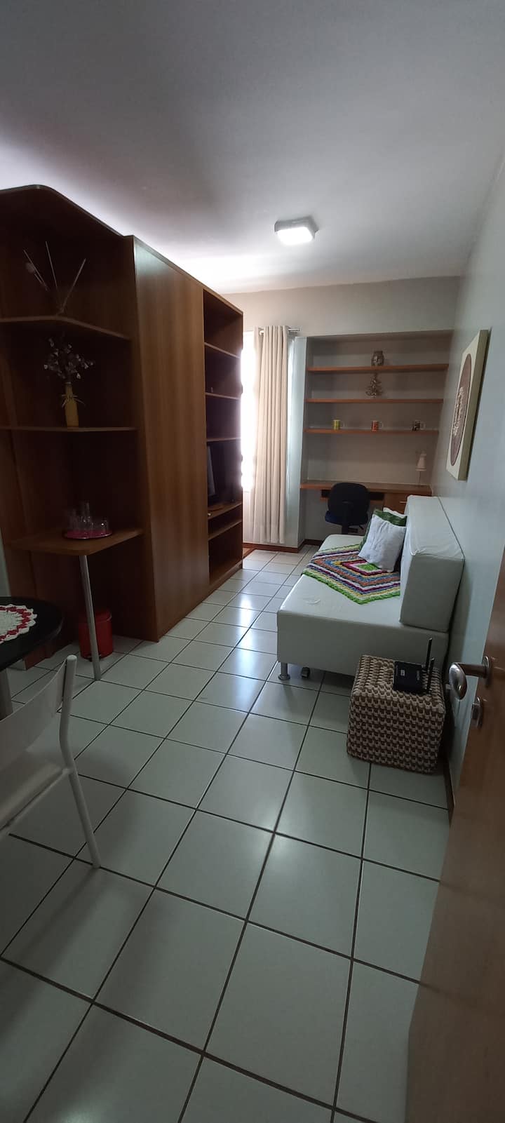 Obývačka/písací stôl/TV/rozkladacia pohovka