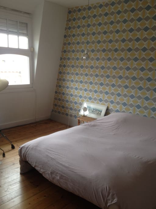 Un lit confortable en 140, une couette en plume, des oreillers moelleux ... une chambre de 16m2