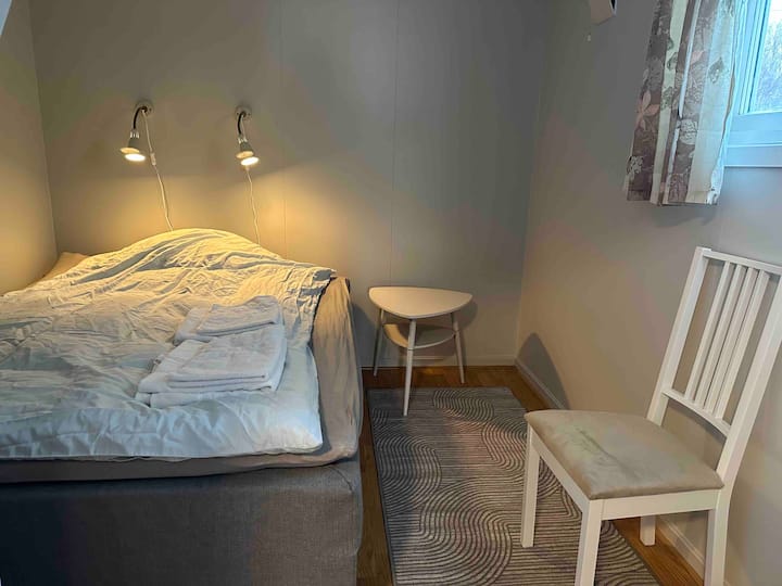 Dhoma e gjumit 1 , 1 krevat. Krevat dopio 150 cm i gjerë