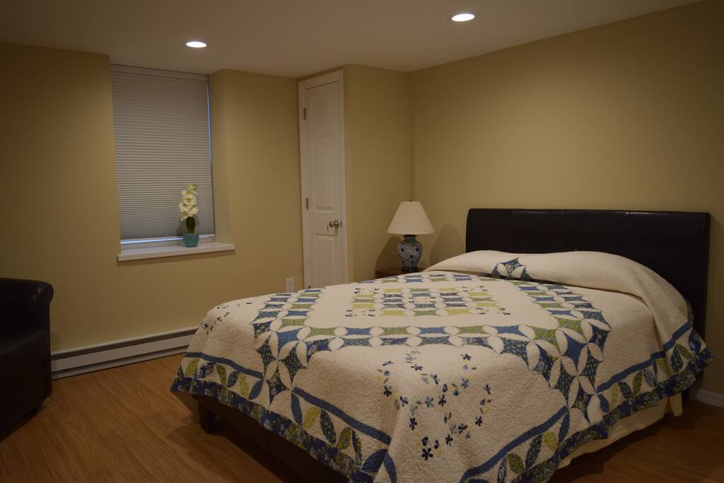 Bedroom with queen size bed