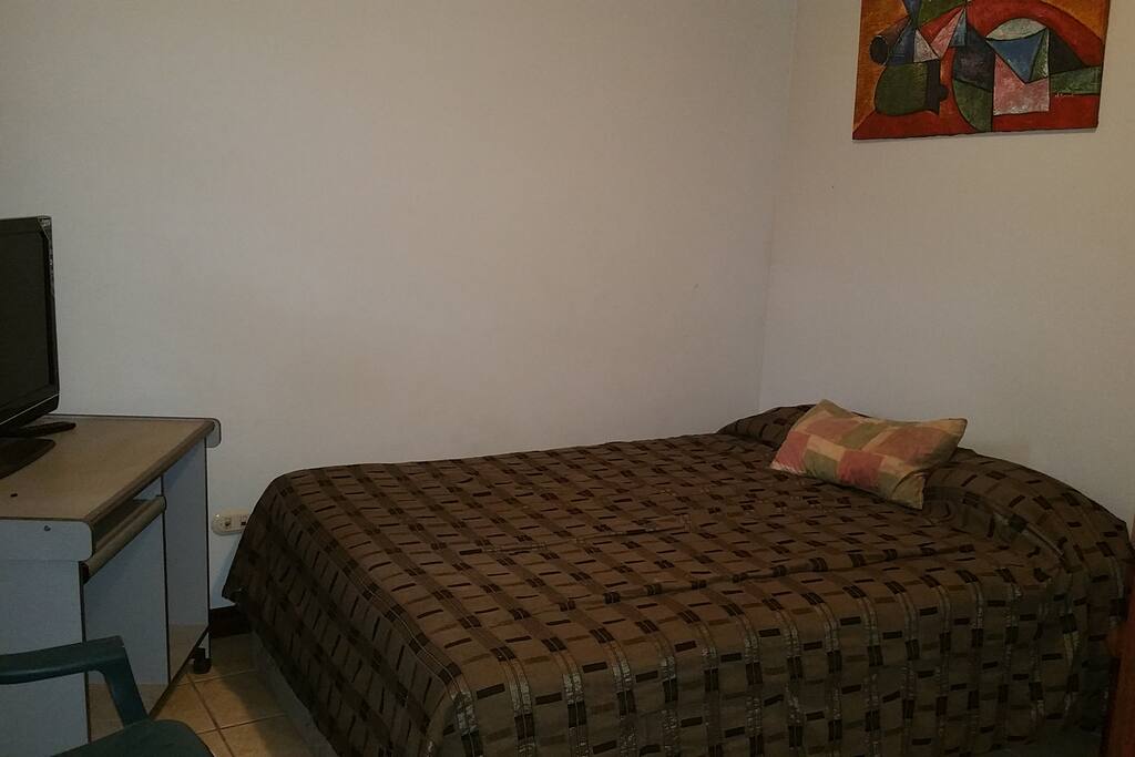Tiene cama queen, escritorio y closet amplio. I (It has a queen bed, desk and big closet)