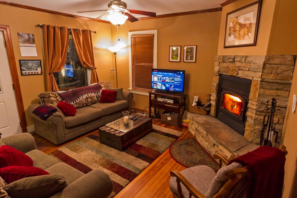 Living Room with wood-burning fireplace and Netflix/Amazon capable Smart TV.