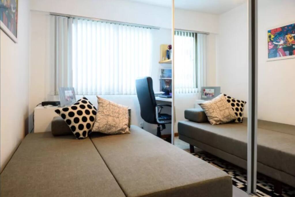 quarto privativo com um sofá cama de casal