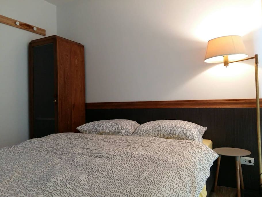 Bedroom with comfort bed & lighting
